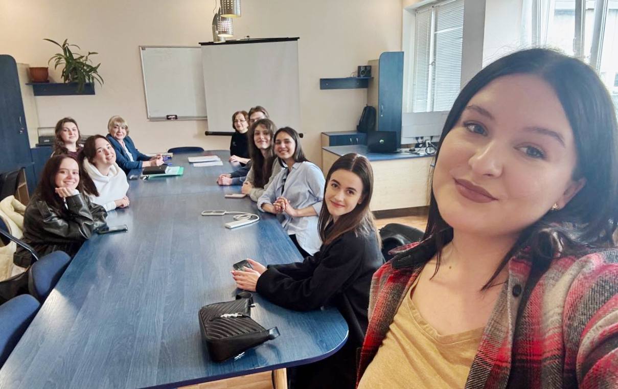  Студенти групи Ж-44 та викладачі кафедри журналістики.